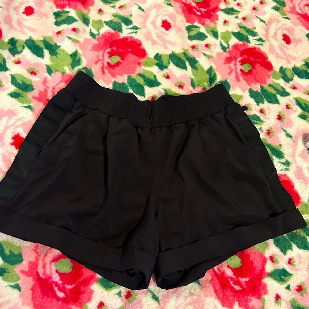 Lululemon Size 6 Tuxedo Stripe Relaxed Fit Cuffed Shorts